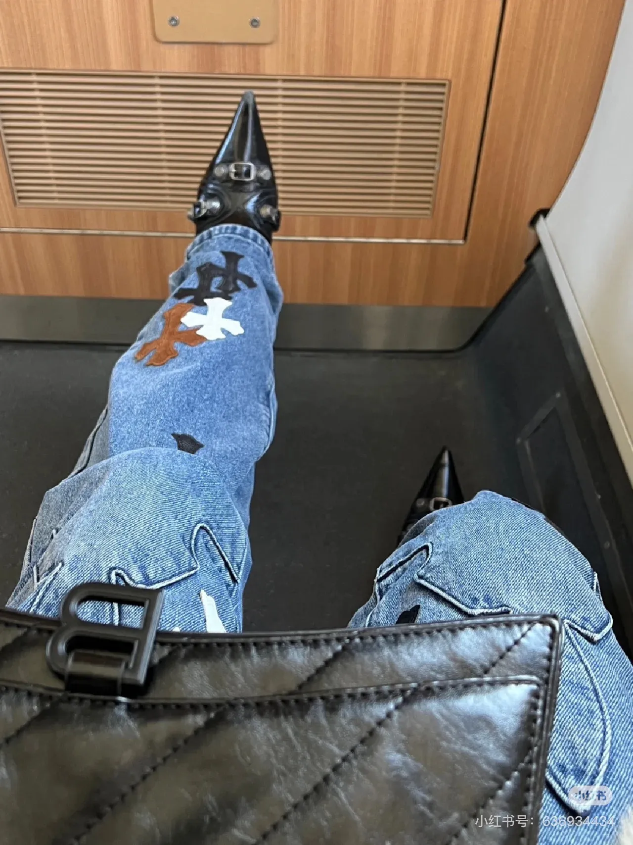 P290 (top version) Chrome hearts new city-limited flame blue jeans Chrome hearts city-limited jeans Hardware customization Original development vintage levis American-made 501 black and gray base version Levi's American-made 501 base version Imported sheepskin 925 silver remake [Top heavy industry fashion design] Consistently high-street luxury style. Speaking of this style, the Zangyin family and GU family are definitely the leading representative brands. Especially the Zangyin family has really achieved a state-of-the-art effect in creating high-street style. The unique washed material is used to create this style. The color system is already quite eye-catching. After it is decorated with patchwork cross flowers, it cleverly highlights the charm of the brand. Secondly, this style uses classic The high-waist cutting design highlights the long legs and fashionable temperament of the upper body. The brand is highly recognizable and the slim fit configuration is more suitable for daily wear. It is a product that interprets personality, fashion, and specifications at a glance. This single product is enough to make any fan excited. It can be a white T-shirt for a youthful college style, or a tight suspender for a royal style. It has strong matching ability and can be easily controlled by men.  [Materials and craftsmanship] Needless to say, this point goes without saying. As an excellent craftsman brand, Zangyin’s requirements for details and craftsmanship are really perfect. The washed color of this model has gone through so many processes, not to mention the embellishment of denim appliques. It is also purely hand-made and sewn. Just like what they believe in, only hand-made things have soul and have the meaning of wear. A top-notch heavy-duty fashionable denim item, I look forward to your perfect interpretation! !  Color: Blue Size: S M L XL